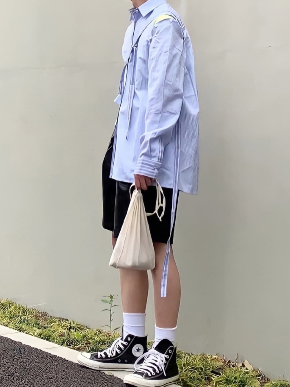 「春、いいね、save、フォローお願いします🤑、ハイカットスニーカー、ストライプシャツ、ハーフパンツ、シャツスタイル、巾着バッグ、夏コーデ、低身長男子、ストライプ」｜「CONVERSEのconverse コンバース ALL STAR 100 COLORS HI オールスター 100 カラーズ ハイ 32960561 BLACK（スニーカー、ブラック系）」を使った、みっち~さん（メンズ・165cm）の春コーディネートの1枚目の写真