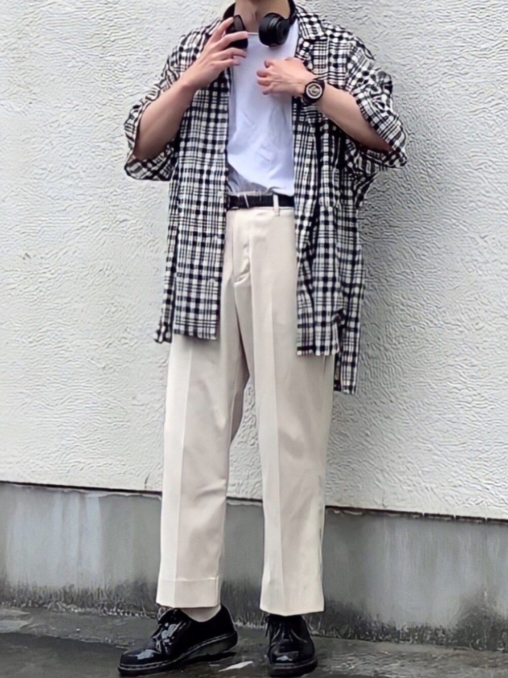 「これが私をアゲる服、カジュアル、春夏コーデ、オーバーサイズ、ストリートMIX、低身長男子、チェックシャツ、白パンツ、ヘッドホン、マーチン」｜「y/m by れぽすけのロングテールベルト（ベルト、ブラック系）」を使った、みっち~さん（メンズ・165cm）の春コーディネートの1枚目の写真