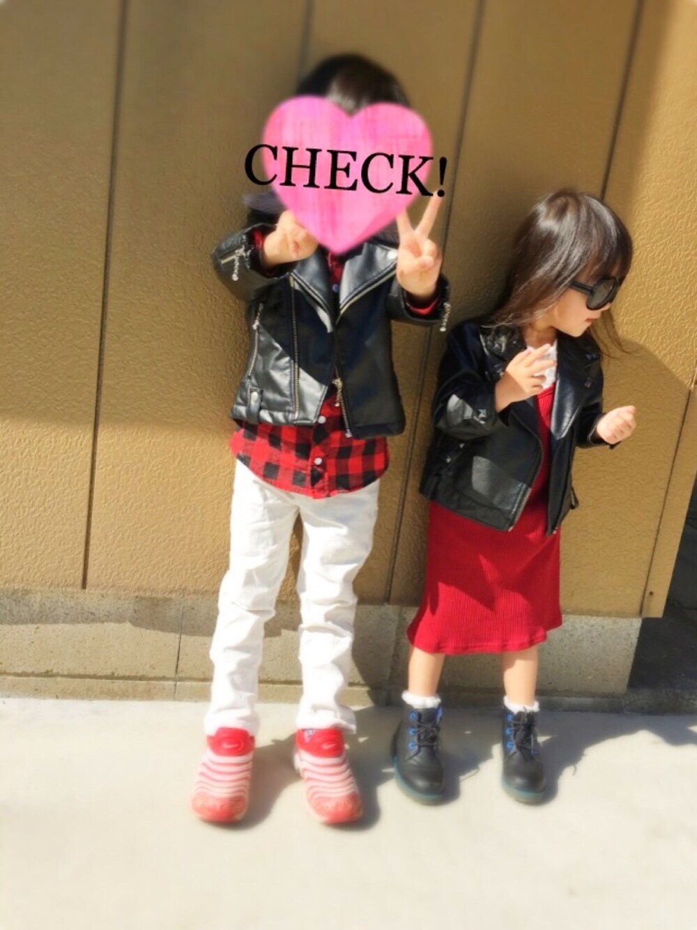 「キッズコーデ、キッズファッション、男の子、女の子、4歳、3歳、ライダース、赤チェック、兄妹コーデ、リンクコーデ」｜「RAD CUSTOMのアイテム（ライダースジャケット、ブラック系）」を使った、H.M.さん（キッズ・110cm）の冬コーディネートの1枚目の写真