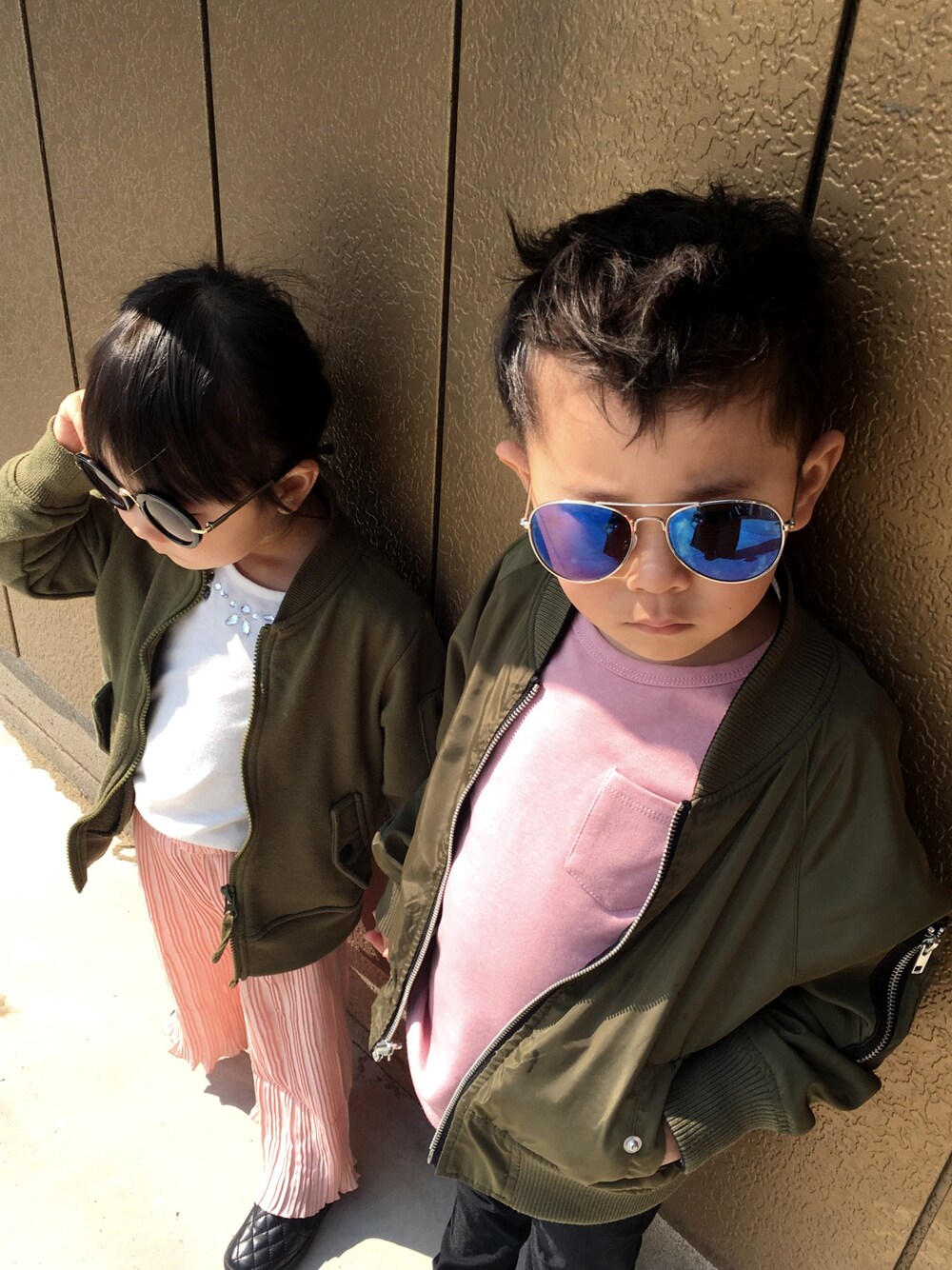 「男の子、5歳、女の子、3歳、兄妹コーデ、リンクコーデ、ピンク、春コーデ、kids、プリーツ」｜「Right-onの【MPS】カットMA-1（MA-1、グリーン系）」を使った、H.M.さん（キッズ・110cm）の春コーディネートの1枚目の写真