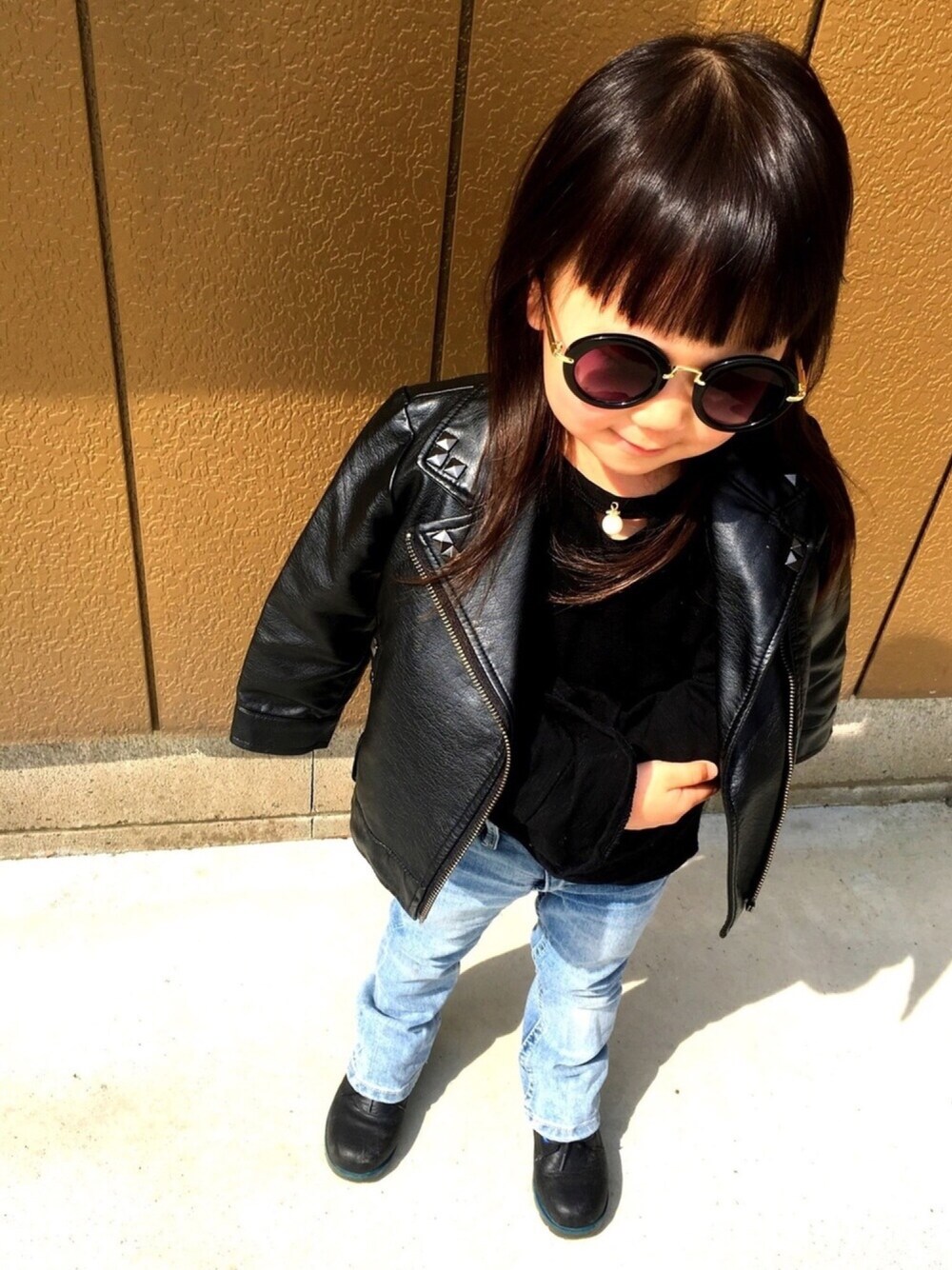 「女の子、3歳、パッツン前髪、ライダース、デニム、春コーデ、チョーカートップス、lady、kids、フレア袖」｜「Birthdayのアイテム（ライダースジャケット、ブラック系）」を使った、H.M.さん（キッズ・100cm）の春コーディネートの1枚目の写真