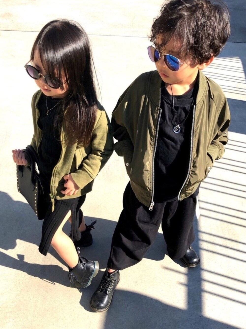 「男の子、5歳、女の子、4歳、兄妹コーデ、リンクコーデ、MA-1、ワイドパンツ、ガチャベルト、キッズコーデ」｜「lapinbebeのアイテム（トップス、ブラック系）」を使った、H.M.さん（キッズ・110cm）の冬コーディネートの1枚目の写真