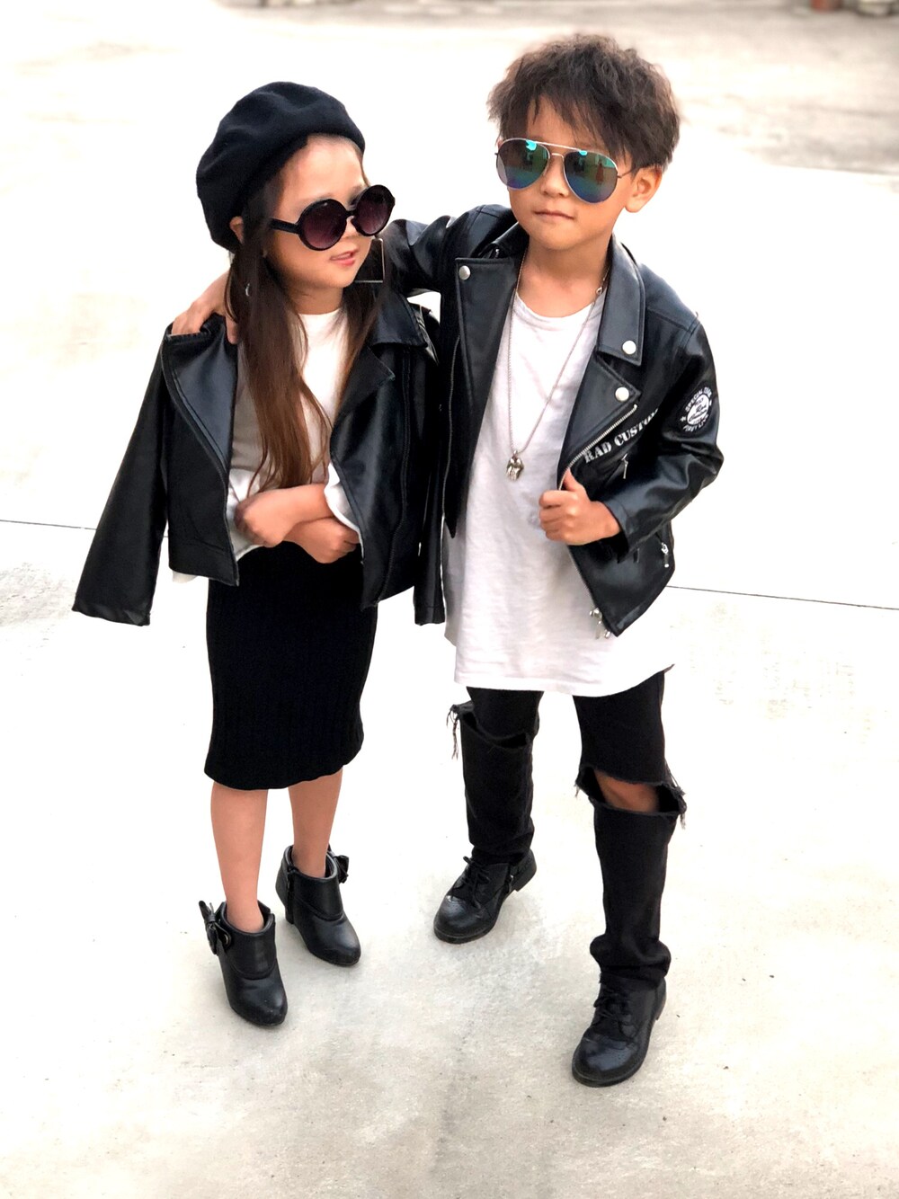 「男の子、6歳、女の子、5歳、兄妹コーデ、リンクコーデ、ライダース、モノトーン、ロック、rock」｜「urbancherryのアイテム（ライダースジャケット、ブラック系）」を使った、H.M.さん（キッズ・120cm）の秋コーディネートの1枚目の写真