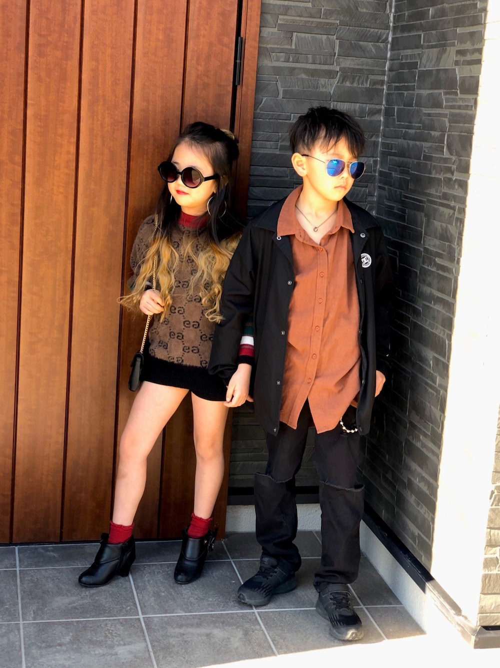 「ブラウン色に染まれ、兄妹コーデ、キッズファッション、キッズコーデ、ブラウンコーデ、男の子、7歳、女の子、6歳、デート」｜「ENVY storeのアイテム（ニット/セーター、ブラウン系）」を使った、H.M.さん（キッズ・120cm）の冬コーディネートの1枚目の写真