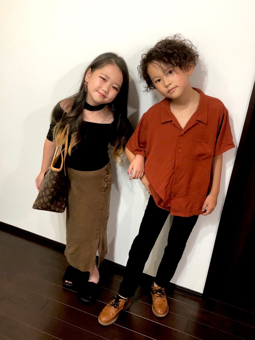 ブラウン系のシャツ/ブラウス、ブラック系のチノパンツを着用したキッズの夏コーディネートの1枚目の写真
