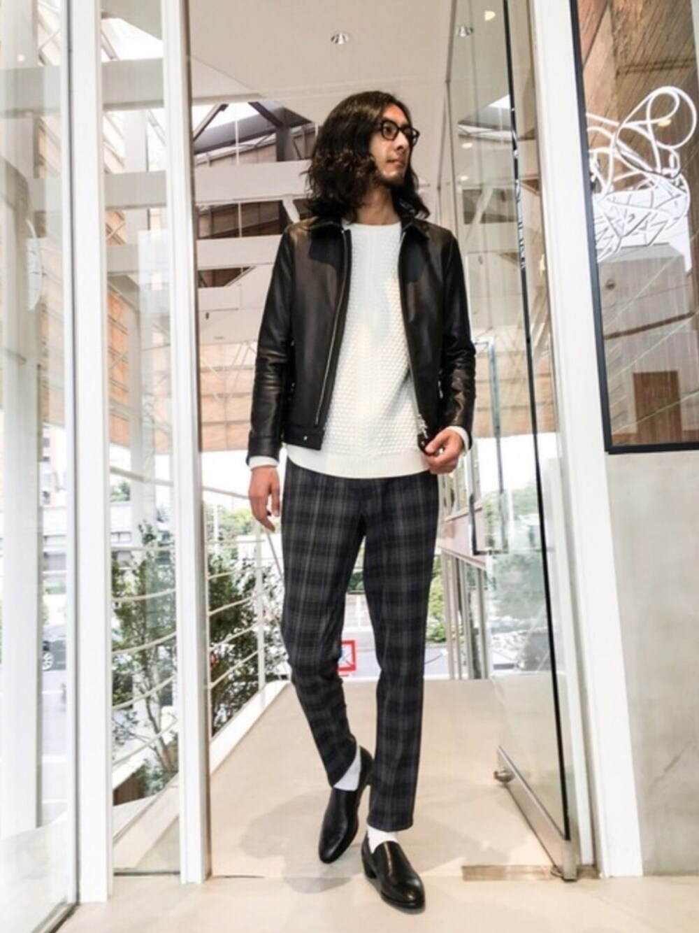 スラックスを使った「レザージャケット」の人気ファッション