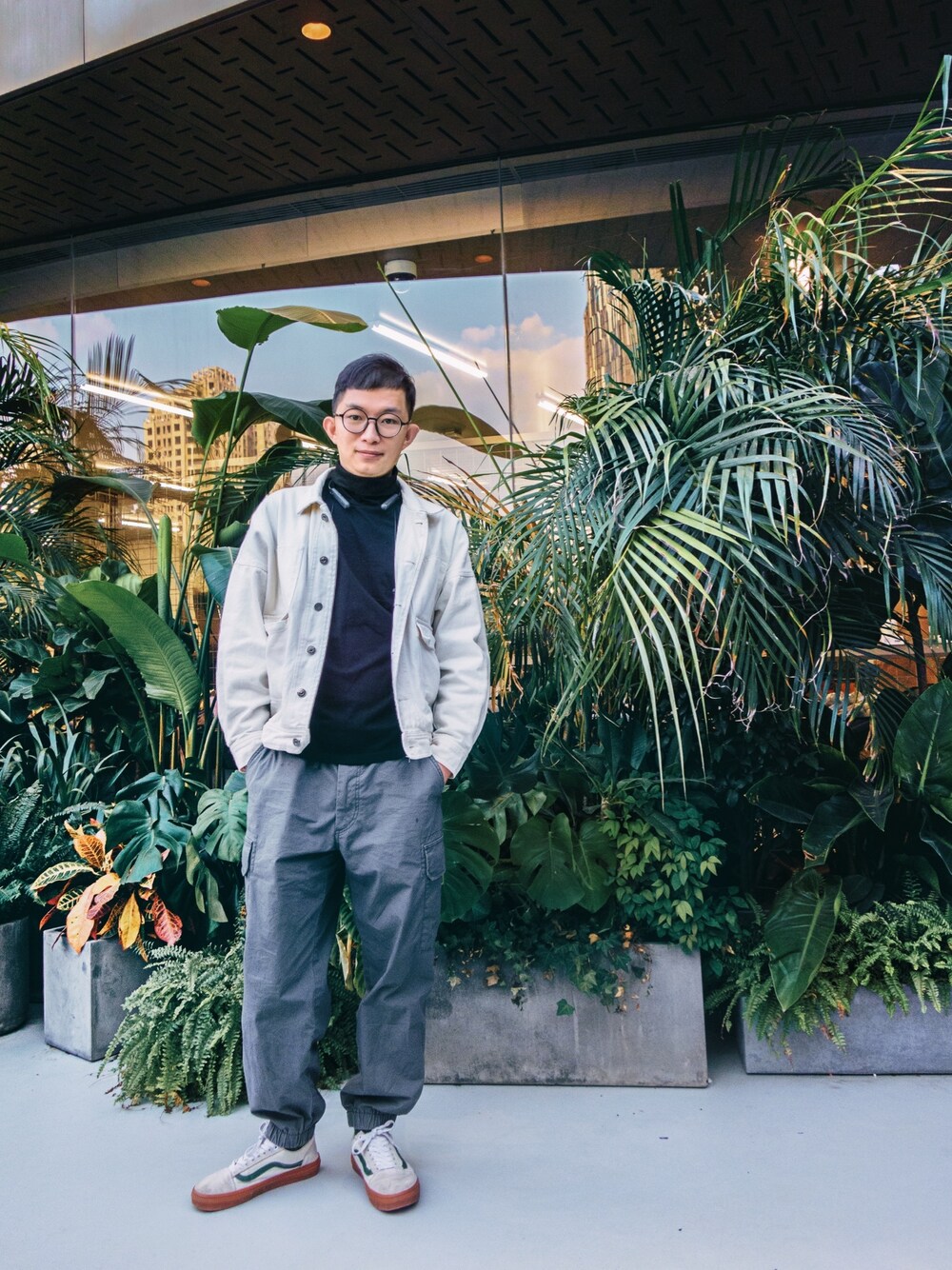 「autumn、秋のコーデ」｜「UNIQLOのアイテム（パンツ、グレー系）」を使った、haugenzhaysさん（メンズ・173cm）の秋コーディネートの1枚目の写真