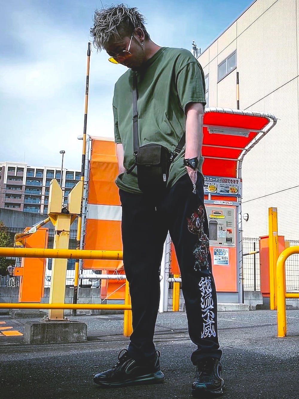 「秋のコーデ、ナイキ、ストリートMIX、ヤンキー、ガルフィー、GALFY、エアマックス、エアマックス720、AIR MAX、AIRMAX720」｜「GILDANのギルダン GILDAN 無地 半袖Tシャツ ポケット無し ポケット付き（Tシャツ/カットソー、グリーン系）」を使った、モコ太郎さん（メンズ・173cm）の秋コーディネートの1枚目の写真