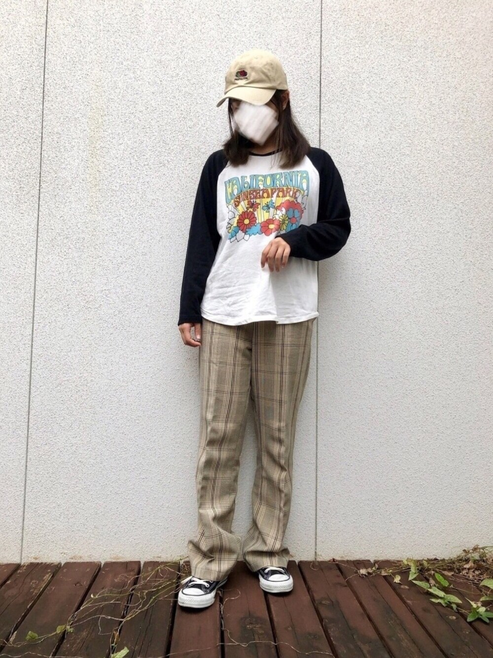 「キャップ、チェック、フレアパンツ、ロンT、スニーカー、低身長、ベージュ」｜「RAG MACHINEの【RAG MACHINE】フレアパンツ（スラックス、グレー系）」を使った、はゆさん（レディース・154cm）の秋コーディネートの1枚目の写真