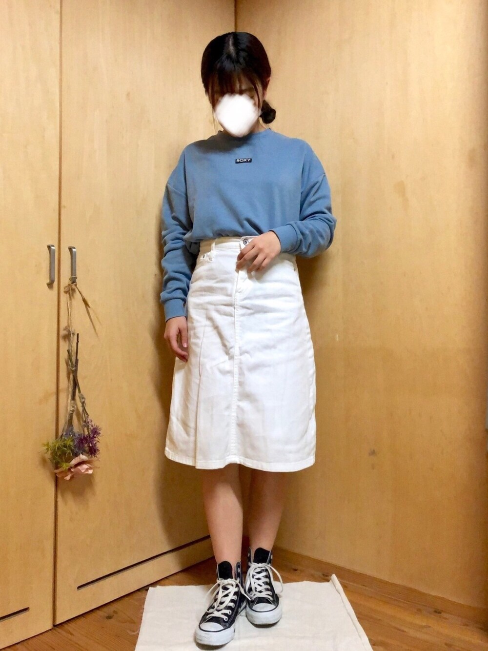「スニーカー、スカート、スウェット、ブルー、低身長、春コーデ、コンバース、シンプルコーデ、ホワイト」｜「BACK NUMBERの【BACK NUMBER】ミッドデニムスカート（デニムスカート、ホワイト系）」を使った、はゆさん（レディース・154cm）の春コーディネートの1枚目の写真