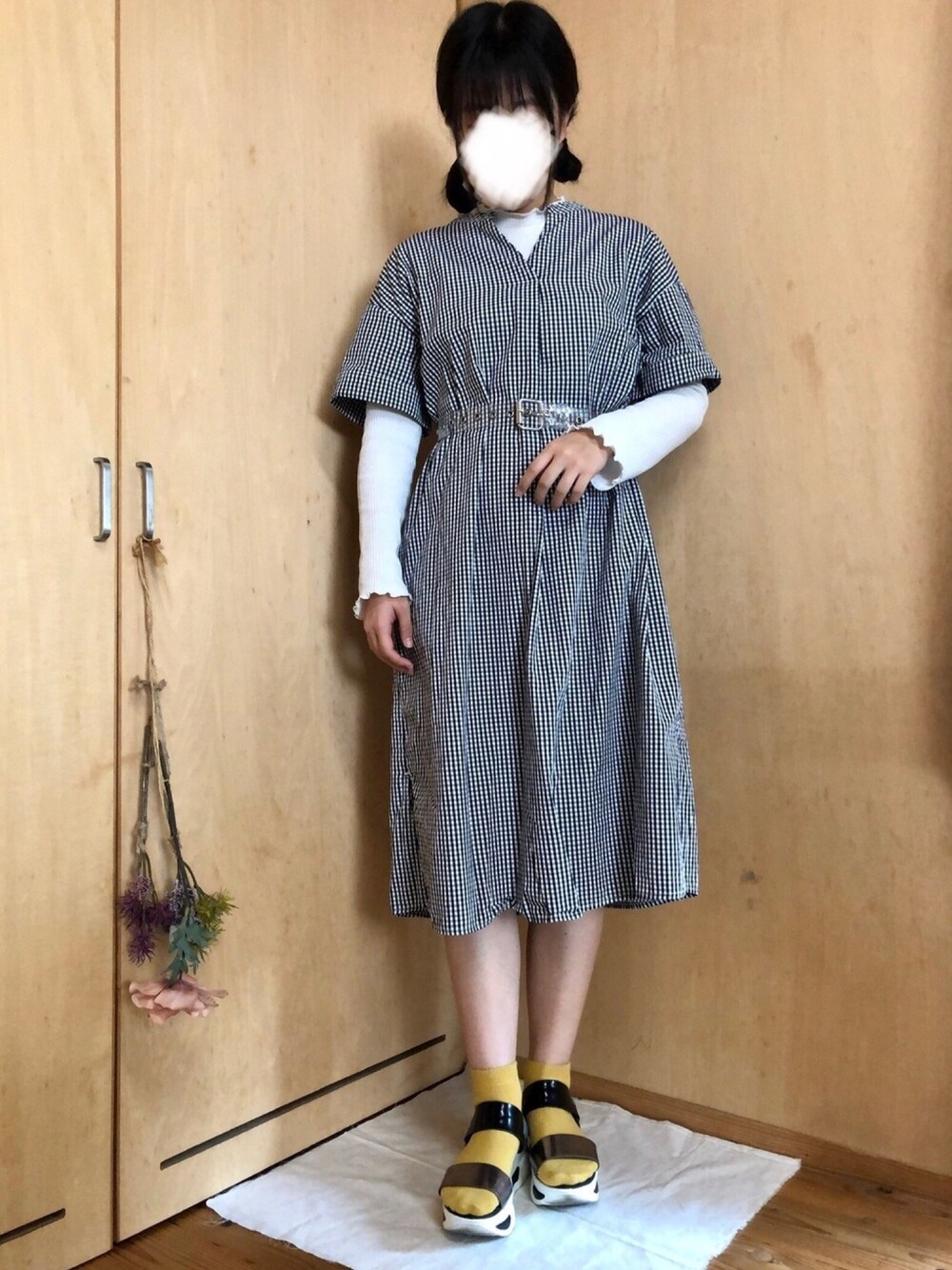 「ワンピース、モノトーン、サンダル、春夏コーデ、シンプル、チェック、黒、低身長」｜「しまむらのアイテム（サンダル、ブラック系）」を使った、はゆさん（レディース・154cm）の春コーディネートの1枚目の写真