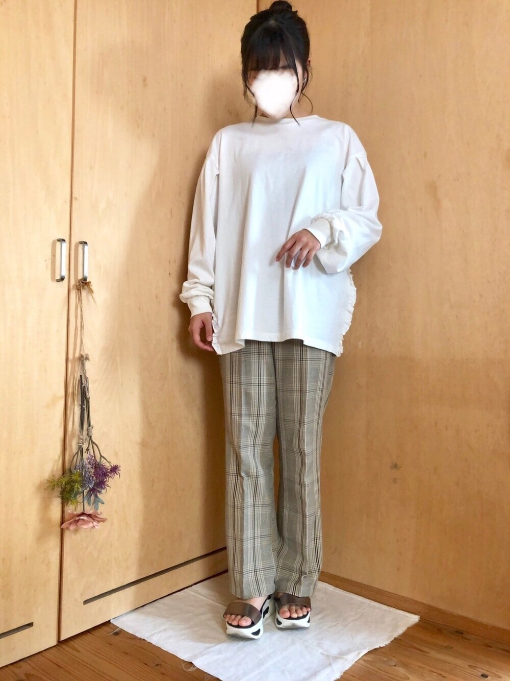 「ロンT、チェック、フレアパンツ、サンダル、プチプラ、カジュアル、シンプルコーデ、低身長、ゆるコーデ、しまむら」｜「Sugar spoonのアイテム（トップス、ホワイト系）」を使った、はゆさん（レディース・154cm）の春コーディネートの1枚目の写真