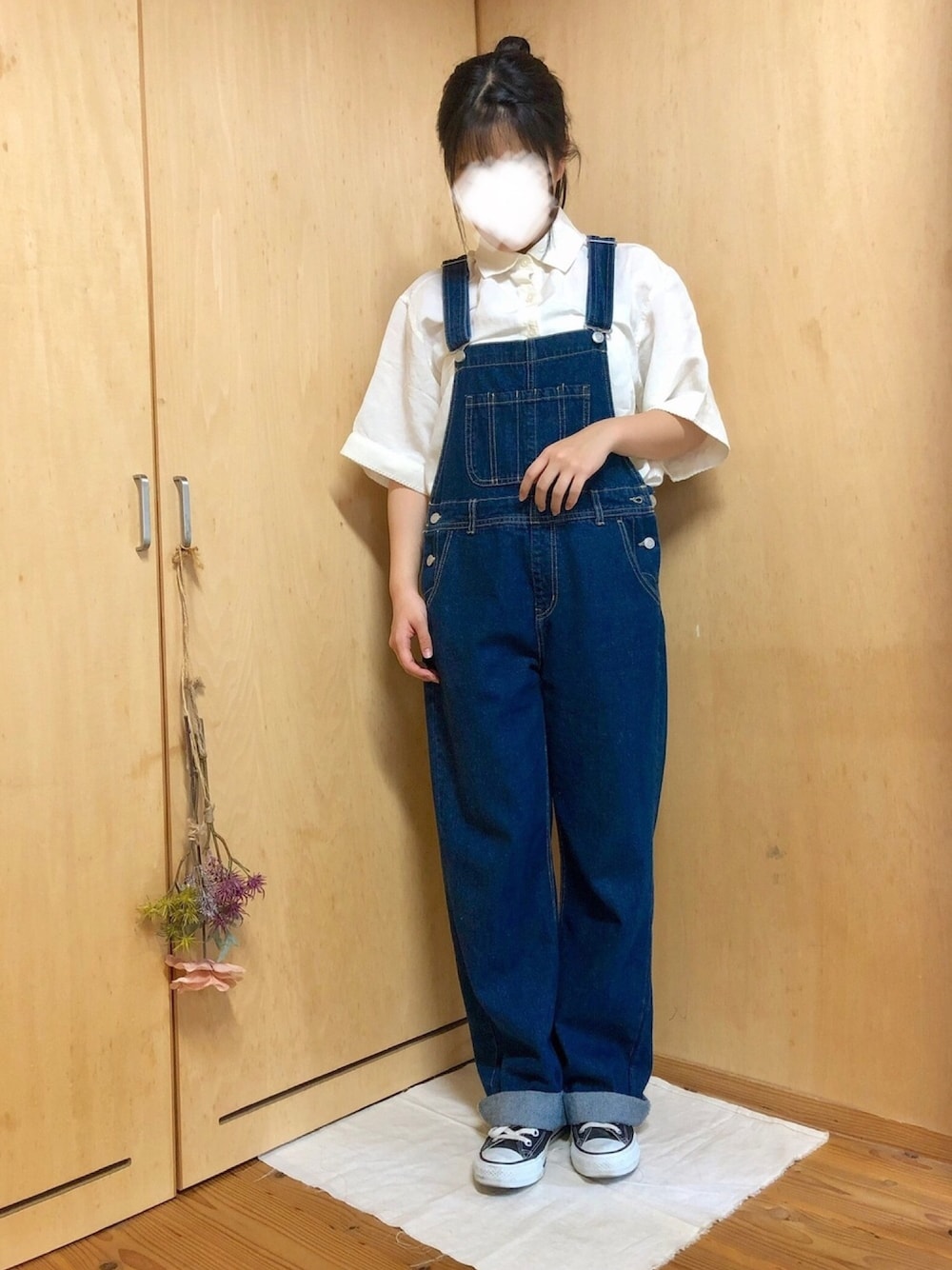 「オーバーオール、デニム、シャツ、UNIQLO、スニーカー、カジュアルコーデ、夏コーデ、低身長、シンプル、リネン」｜「WEGOのWEGO/デニムオーバーオール（サロペット/オーバーオール、ブルー系）」を使った、はゆさん（レディース・154cm）の春コーディネートの1枚目の写真