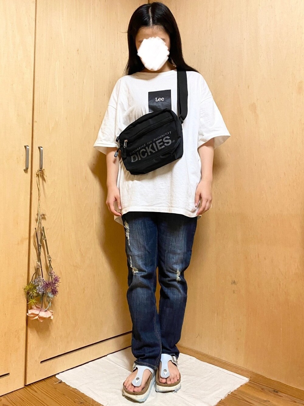 「これが私をアゲる服、カジュアル、低身長、サンダル、夏コーデ、デニム、パンツスタイル、オーバーサイズ、シンプル、LEE」｜「Leeのアイテム（Tシャツ/カットソー、ホワイト系）」を使った、はゆさん（レディース・154cm）の春コーディネートの1枚目の写真
