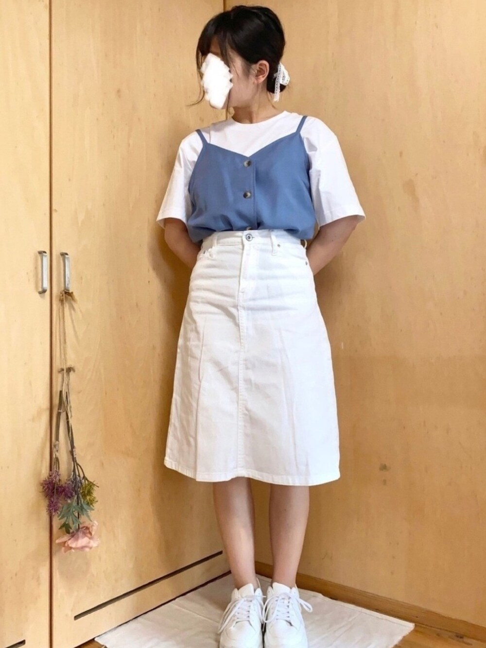 「スカート、デニム、ホワイトコーデ、スニーカー、GU、プチプラコーデ、低身長、夏、ガーリー、ビスチェ」｜「GUのアイテム（キャミソール、ブルー系）」を使った、はゆさん（レディース・154cm）の夏コーディネートの1枚目の写真
