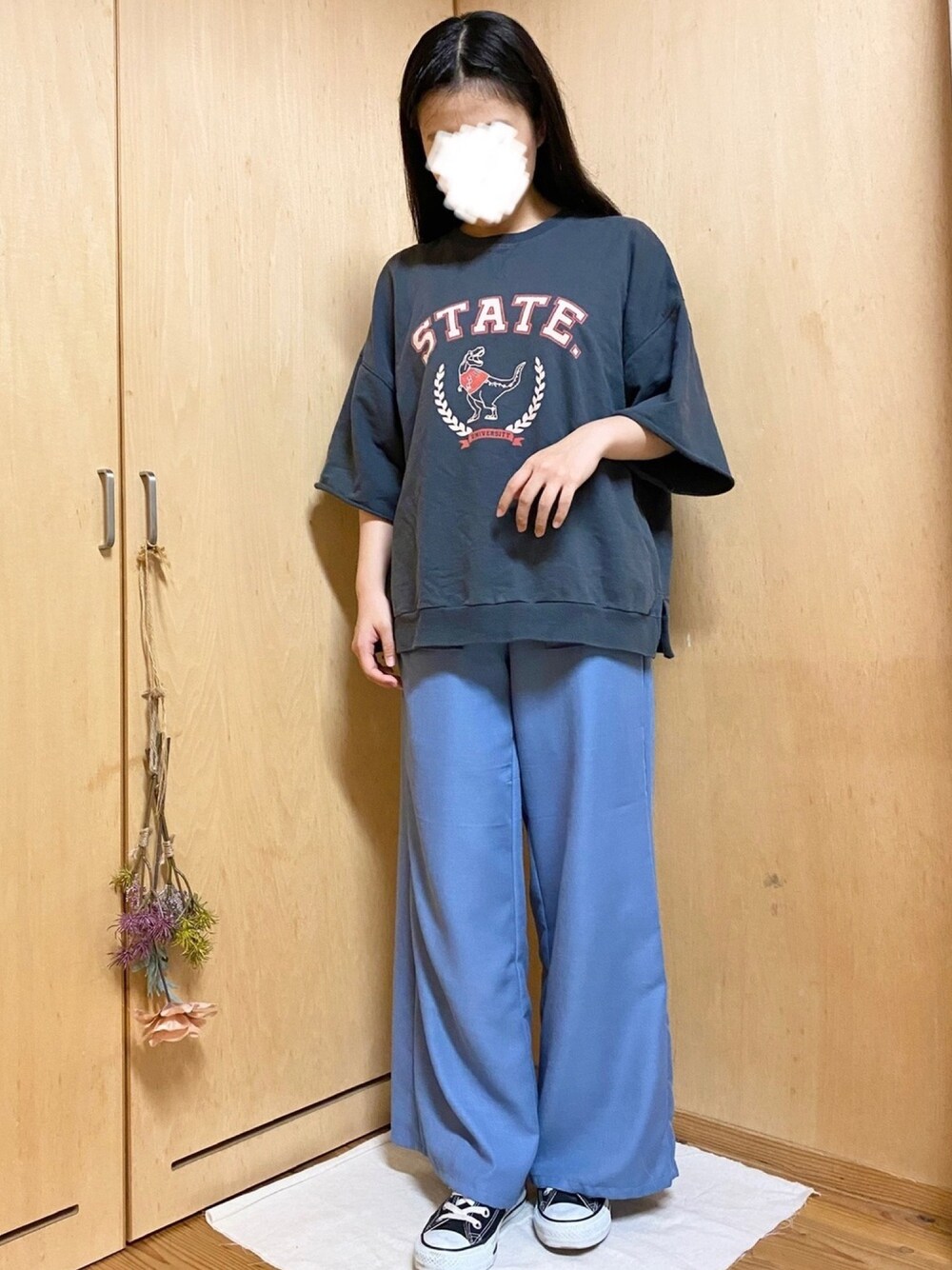 「GU、プチプラ、スニーカー、コンバース、低身長、Tシャツ、カジュアル、ラフ、夏コーデ、パンツスタイル」｜「SpRayのアイテム（Tシャツ/カットソー、ブラック系）」を使った、はゆさん（レディース・154cm）の夏コーディネートの1枚目の写真