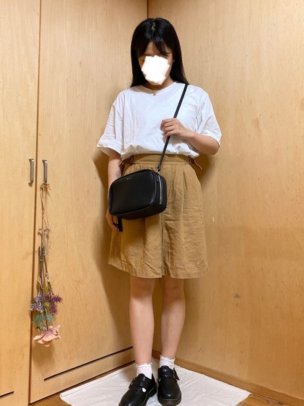 「白Tシャツ、ハーフパンツ、夏コーデ、低身長、ショルダーバッグ、ニコアンド、ユニクロ、シンプル、ナチュラル、カジュアル」｜「niko and...のオリジナルソフトスクエアお財布ショルダーバッグ（ショルダーバッグ、ブラック系）」を使った、はゆさん（レディース・154cm）の夏コーディネートの1枚目の写真