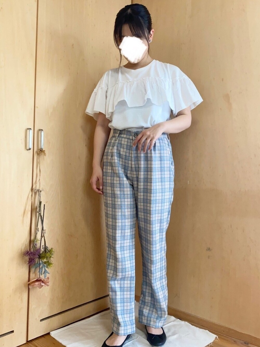 「チェック、パンツスタイル、バレエシューズ、GU、白Tシャツ、フリル、低身長、夏コーデ、シンプル」｜「NICE CLAUPのアイテム（パンツ、ブルー系）」を使った、はゆさん（レディース・154cm）の夏コーディネートの1枚目の写真