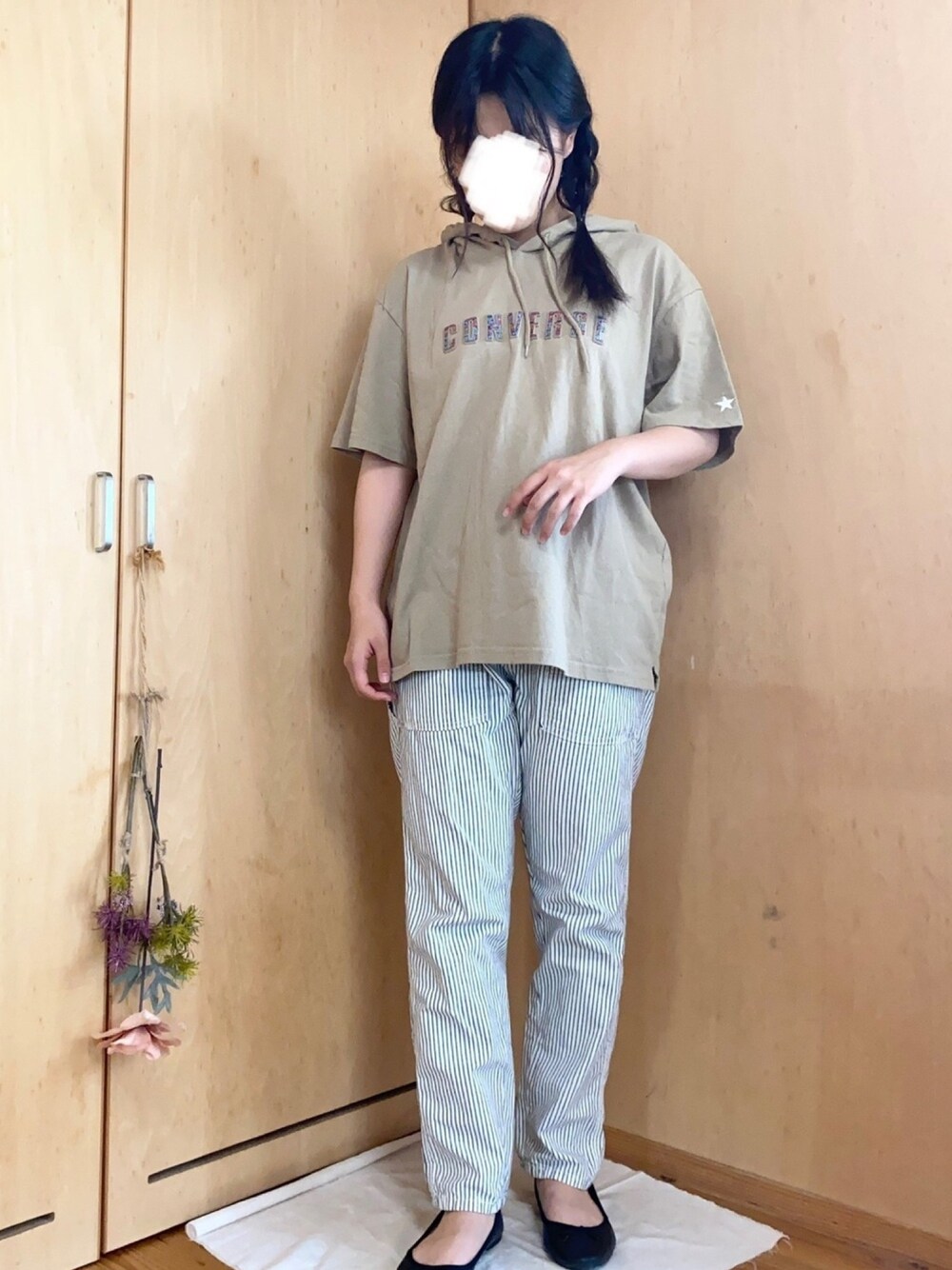 「コンバース、パンツスタイル、バレエシューズ、スラックス、カジュアルコーデ、LEE、GU、Tシャツ、夏コーデ、低身長」｜「CONVERSEのアイテム（Tシャツ/カットソー、ベージュ系）」を使った、はゆさん（レディース・154cm）の夏コーディネートの1枚目の写真