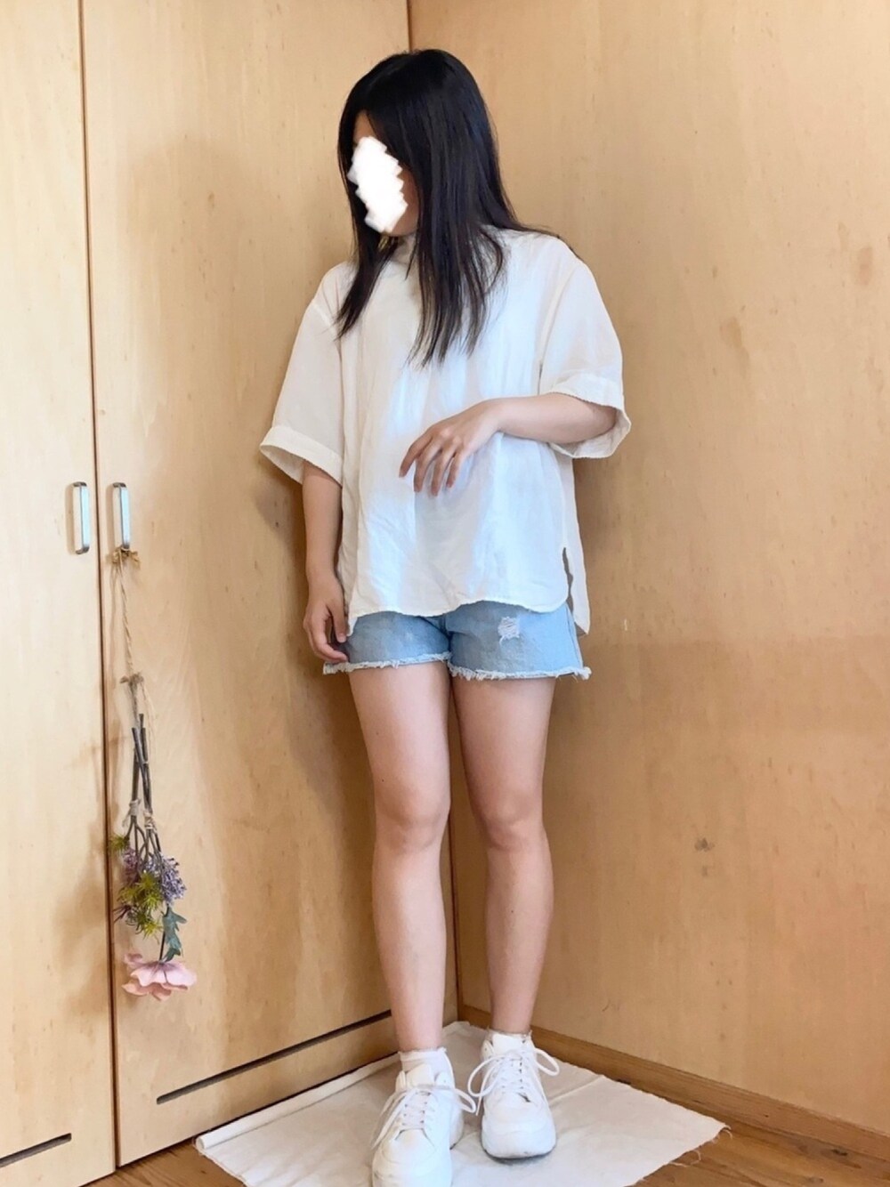 「夏コーデ、休日スタイル、カジュアル、低身長、白Tシャツ、ハーフパンツ、デニム、スニーカー、プチプラ、シンプル」｜「UNIQLOのポロシャツ（5分袖）セットアップ対象（Tシャツ/カットソー、ホワイト系）」を使った、はゆさん（レディース・154cm）の夏コーディネートの1枚目の写真