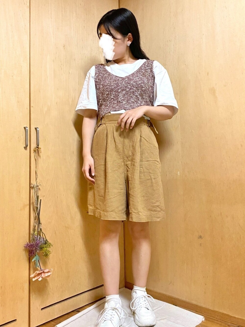 「シンプル、ビスチェ、低身長、ハーフパンツ、カジュアル、ゆるコーデ、白Tシャツ、スニーカー、GU、ニコアンド」｜「niko and...のアイテム（パンツ、ブラウン系）」を使った、はゆさん（レディース・154cm）の夏コーディネートの1枚目の写真