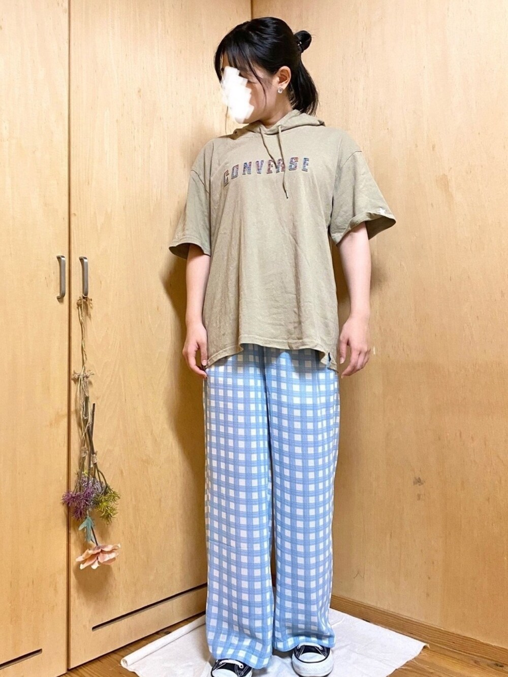 「コンバース、スニーカー、Tシャツ、シアーパンツ、チェックパンツ、fifth、低身長、ラクチンコーデ、ラフ、オーバーサイズ」｜「fifthのアイテム（パンツ、ブルー系）」を使った、はゆさん（レディース・154cm）の夏コーディネートの1枚目の写真
