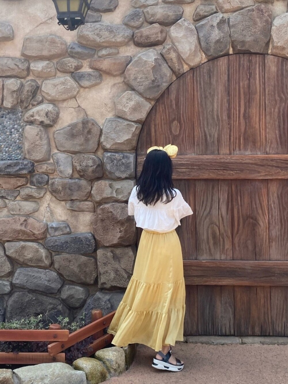 「ディズニー、ロングスカート、チュールスカート、イエロー、フリル、白Tシャツ、サンダル、低身長、ガーリー」｜「cepoのティアードスカート（スカート、イエロー系）」を使った、はゆさん（レディース・154cm）の夏コーディネートの1枚目の写真