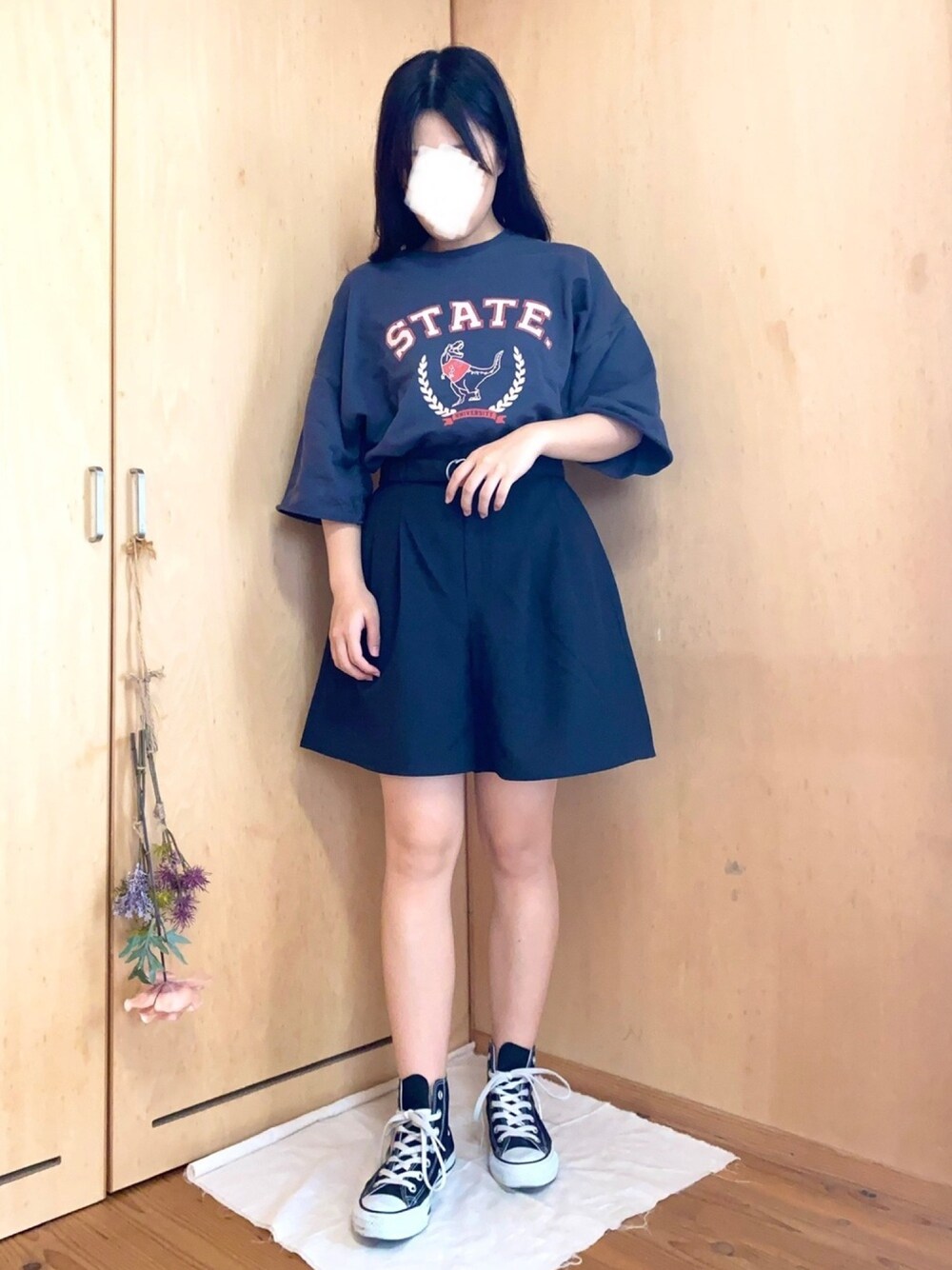「スニーカー、コンバース、ショートパンツ、GU、ブラック、モノトーン、低身長」｜「GUのアイテム（パンツ、ブラック系）」を使った、はゆさん（レディース・154cm）の秋コーディネートの1枚目の写真