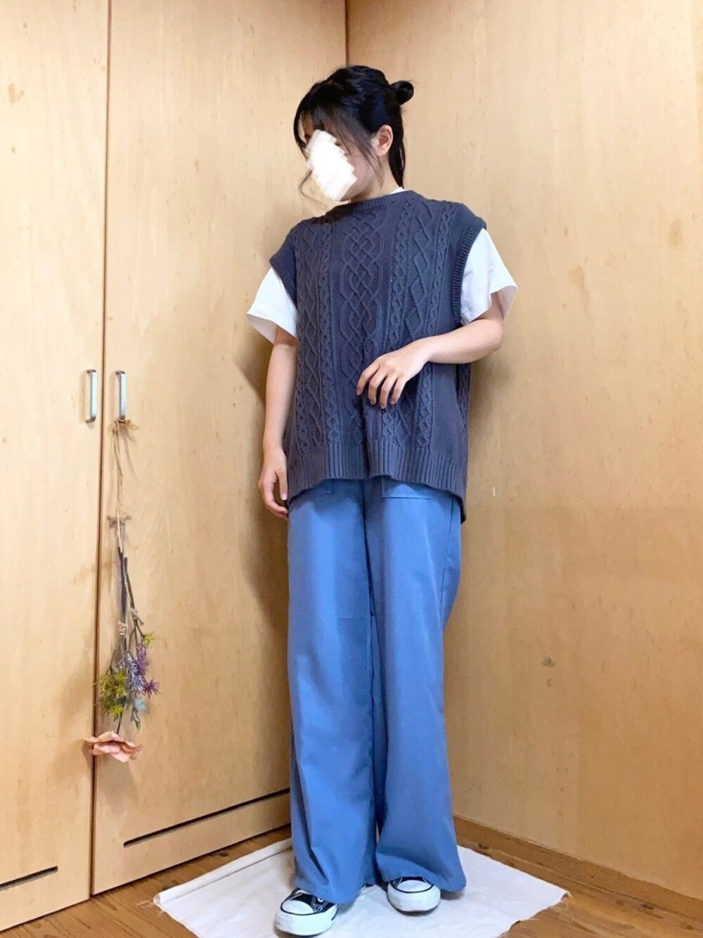 「カラーパンツ、GU、プチプラ、ニットベスト、スニーカー、コンバース、低身長、カジュアル、パンツスタイル、ラフ」｜「CONVERSEのconverse（コンバース） ALL STAR HI（オールスターHI）（スニーカー、ブラック系）」を使った、はゆさん（レディース・154cm）の秋コーディネートの1枚目の写真