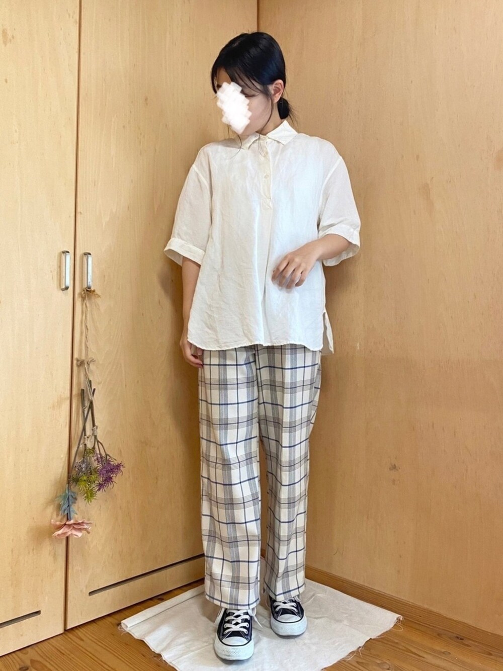 「チェックパンツ、シャツスタイル、スニーカー、コンバース、秋のコーデ、低身長、シンプル、ラクチンコーデ、カジュアル、パンツスタイル」｜「CONVERSEのconverse（コンバース） ALL STAR HI（オールスターHI）（スニーカー、ブラック系）」を使った、はゆさん（レディース・154cm）の秋コーディネートの1枚目の写真