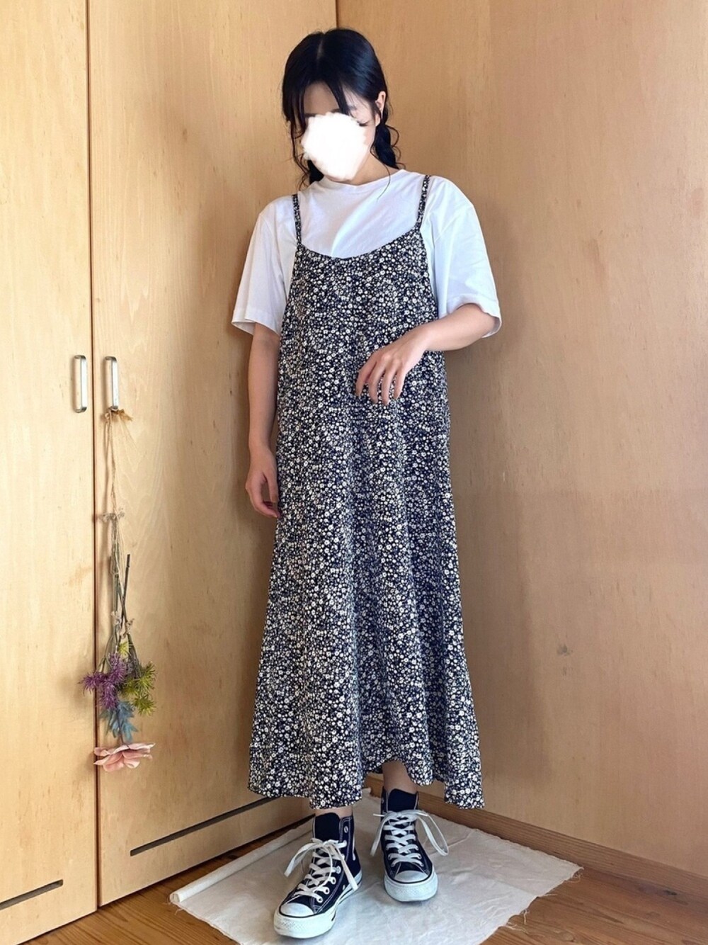 「しまむら、モノトーン、コンバース、スニーカー、花柄、低身長、秋のコーデ、カジュアル、プチプラ、黒」｜「CONVERSEのconverse（コンバース） ALL STAR HI（オールスターHI）（スニーカー、ブラック系）」を使った、はゆさん（レディース・154cm）の秋コーディネートの1枚目の写真