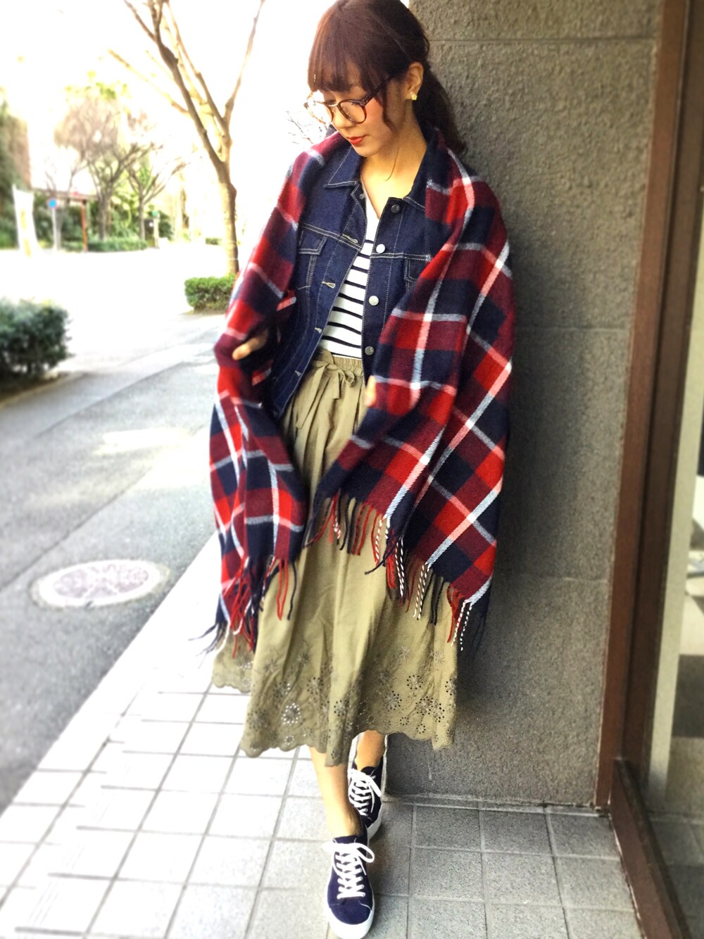 ホワイト系のTシャツ/カットソー、グリーン系のスカート、レッド系のストール/ショールを着用したレディースの冬コーディネートの1枚目の写真