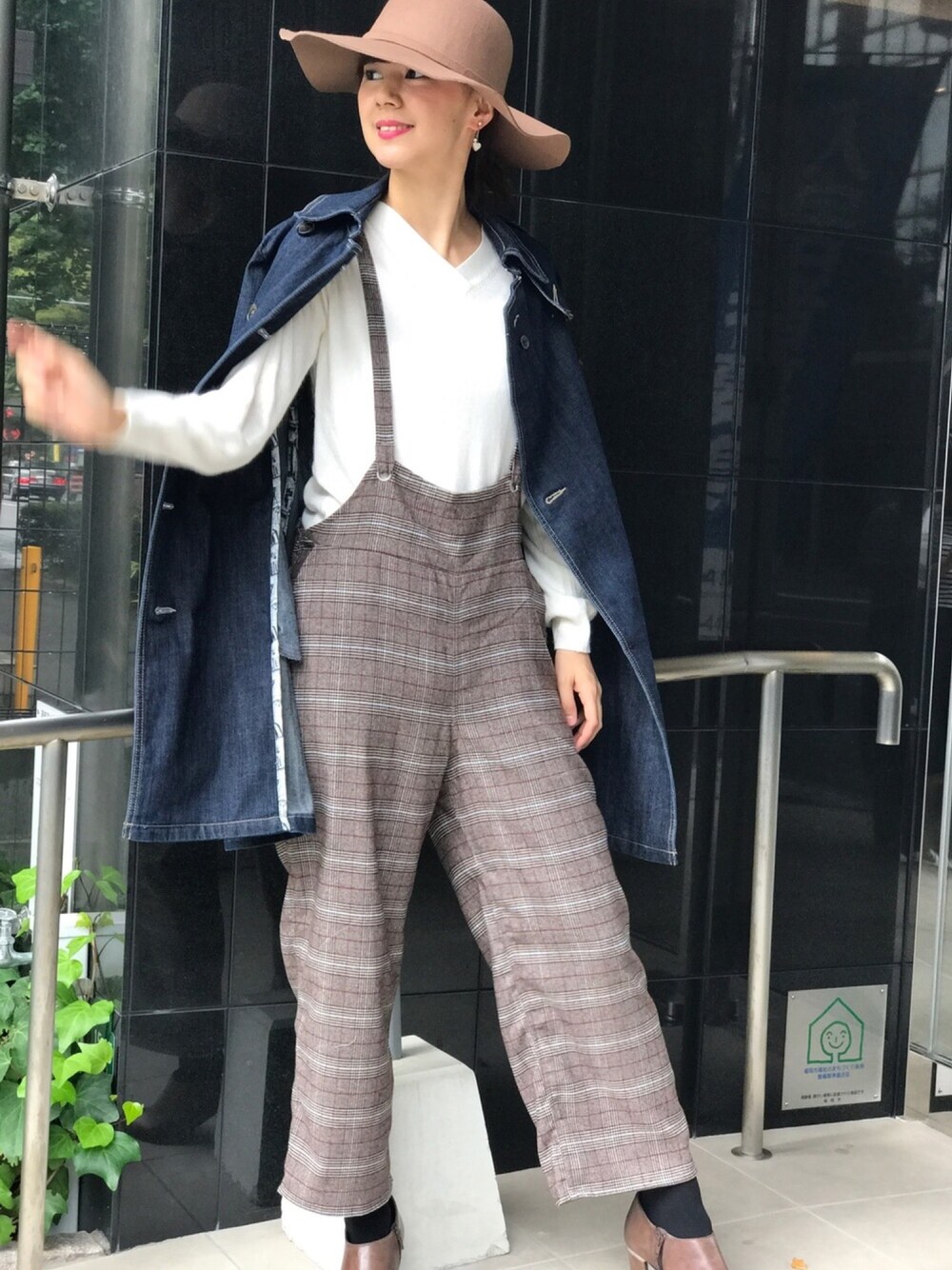 ホワイト系のニット/セーター、ブラウン系のサロペット/オーバーオール、ブラウン系のブーティを着用したレディースの秋コーディネートの1枚目の写真