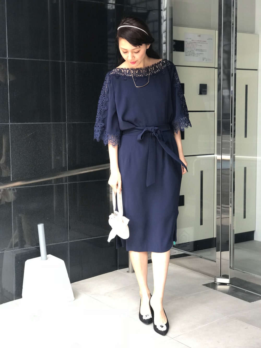 ブルー系のドレスを着用したレディースの冬コーディネートの1枚目の写真