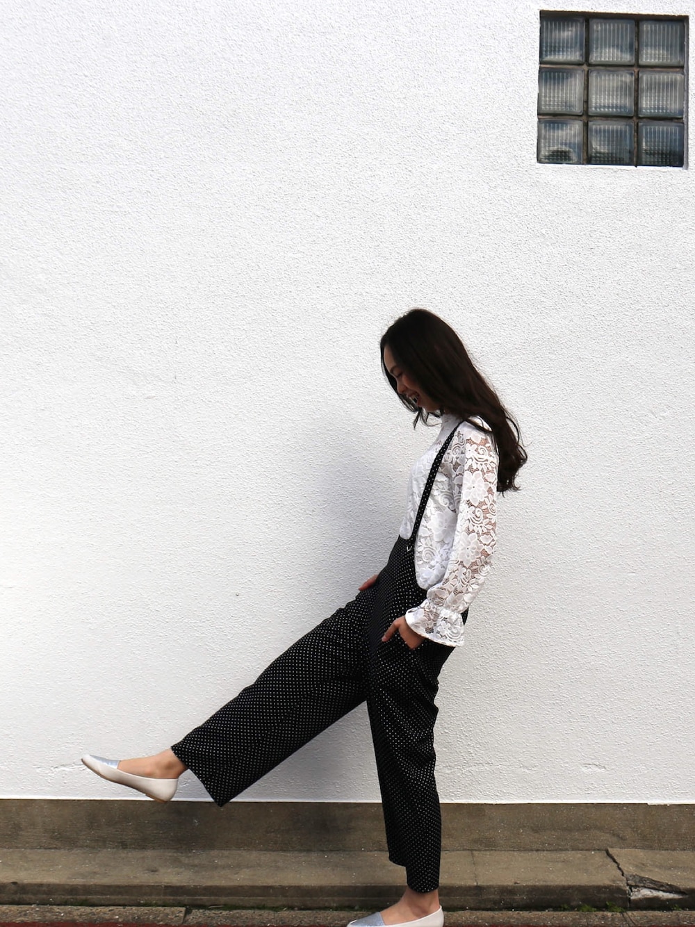 ブラック系のサロペット/オーバーオール、ホワイト系のシャツ/ブラウスを着用したレディースの冬コーディネートの1枚目の写真