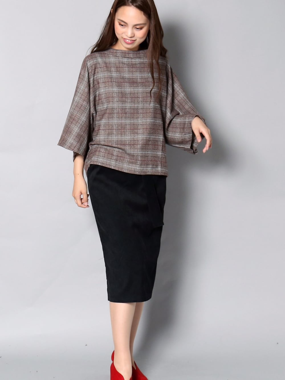 ブラウン系のシャツ/ブラウス、ブラック系のスカートを着用したレディースの冬コーディネートの1枚目の写真