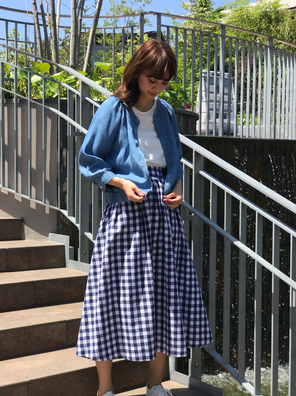 ブルー系のスカート、ブルー系のノーカラージャケットを着用したレディースの春コーディネートの1枚目の写真