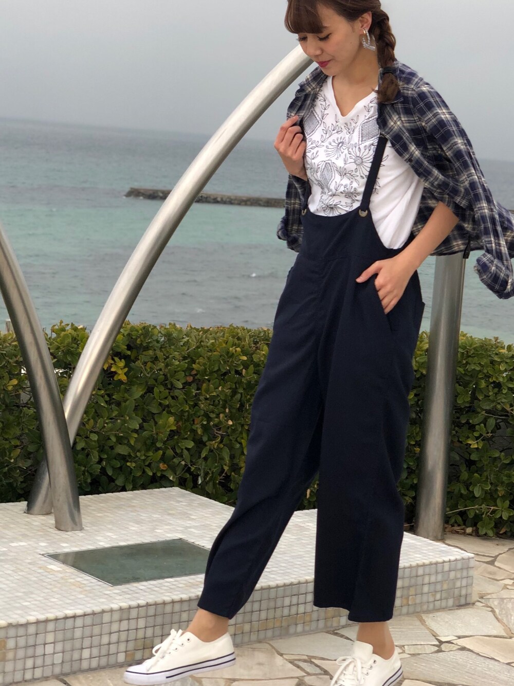 ブルー系のサロペット/オーバーオールを着用したレディースの冬コーディネートの1枚目の写真