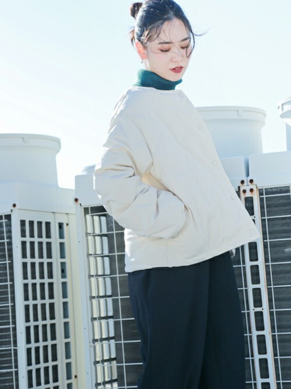 ブラック系のサロペット/オーバーオール、ホワイト系のダウンジャケット/コートを着用したレディースの秋コーディネートの1枚目の写真