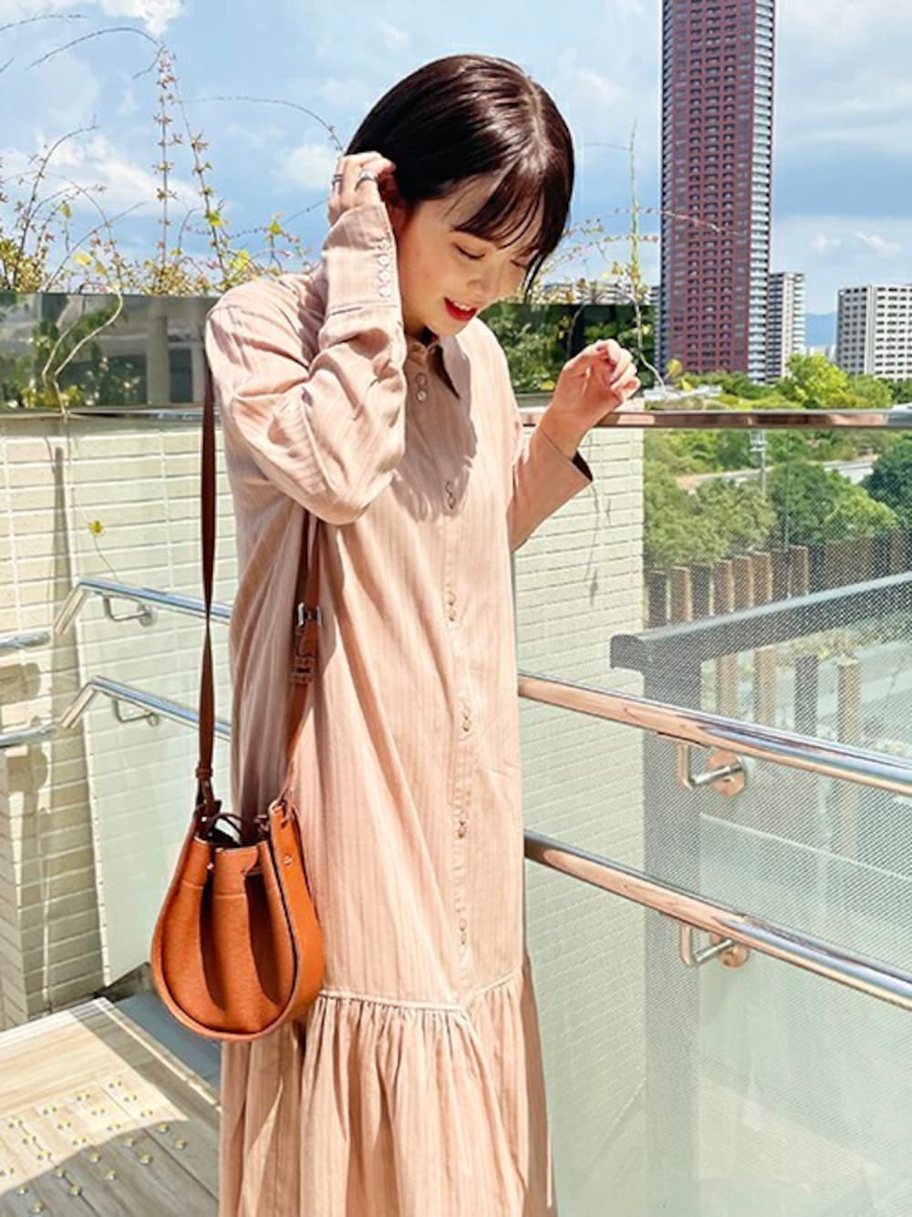 「ベージュ、ストライプワンピース、ゆとり、こなれ感、カフス、体型カバー、ワンピースコーデ」｜「libelle moreのドビーストライプ襟付きワンピース（シャツワンピース、ベージュ系）」を使った、libelle more staffさん（レディース・160cm）の秋コーディネートの1枚目の写真
