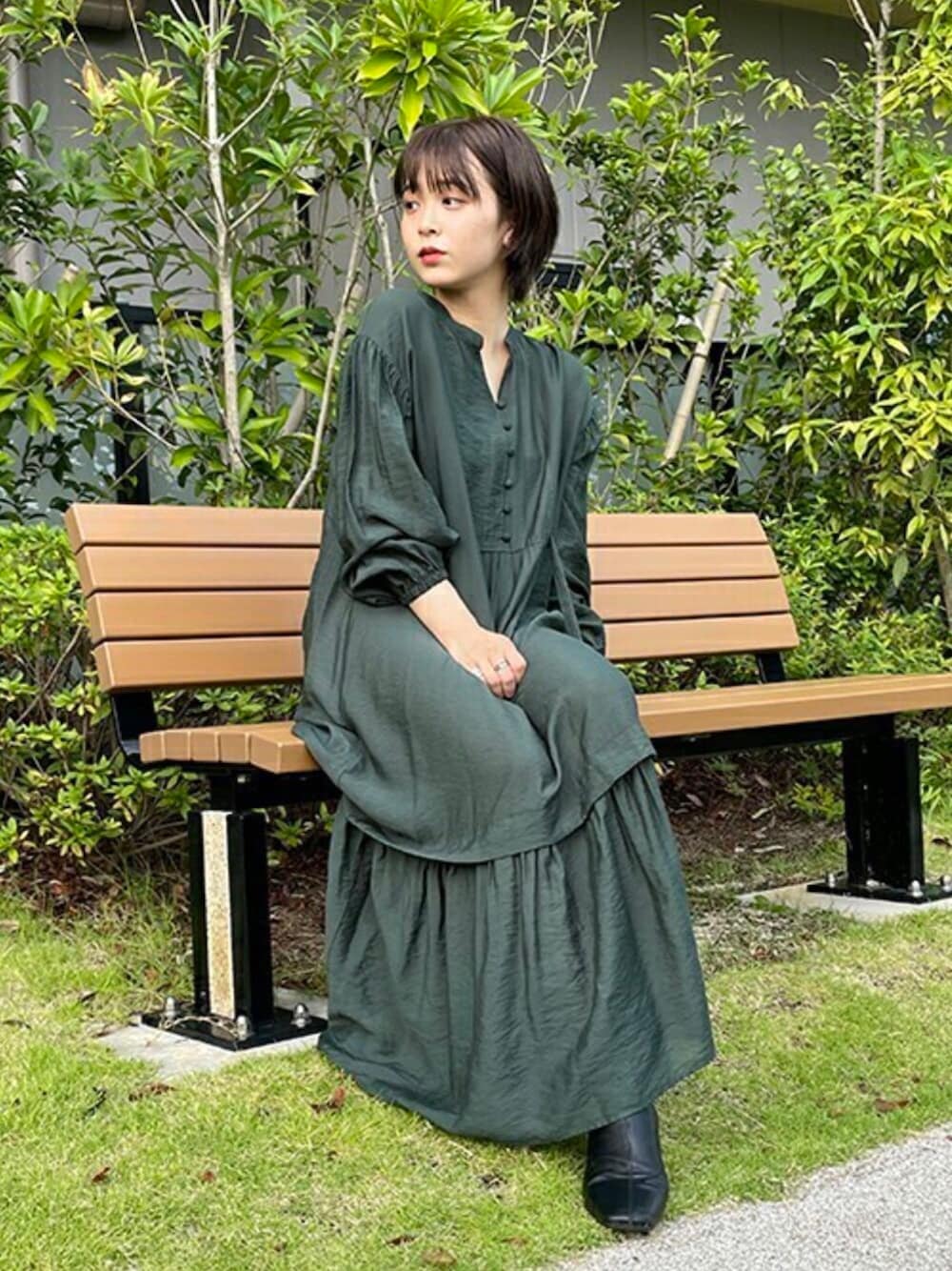「ワンピース、グリーン、２ＷＡＹ、マキシ丈ワンピース、グリーンワンピース、肌触り気持ち良い、柔らか素材」｜「libelle moreのオーガン紐付きロングワンピース（ワンピース、グリーン系）」を使った、libelle more staffさん（レディース・160cm）の秋コーディネートの1枚目の写真