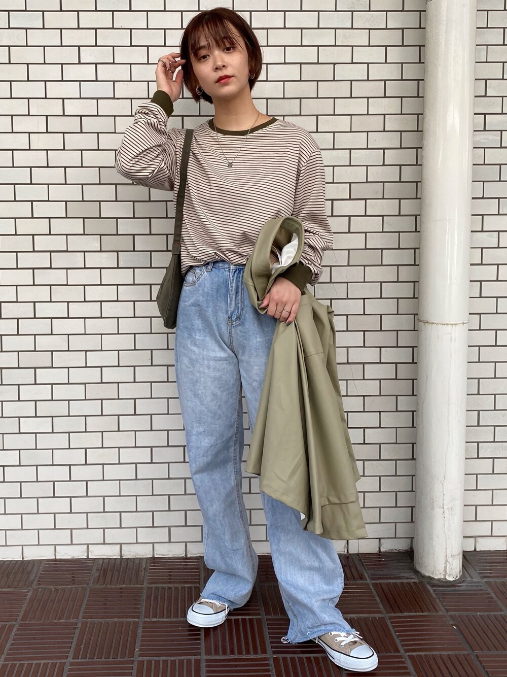 「ボーダー、グリーン、スニーカーコーデ、秋服、ボーダー×デニム、カジュアルコーデ、ボーダーTシャツ、着回しコーデ、オトナカジュアル、カーキコーデ」｜「libelle moreの天竺ボーダープルオーバー（Tシャツ/カットソー、ベージュ系）」を使った、libelle more staffさん（レディース・160cm）の秋コーディネートの1枚目の写真