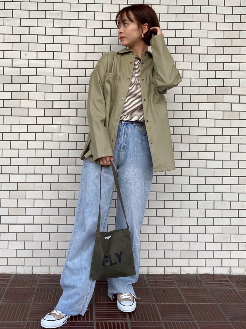 「ボーダー、グリーン、レザージャケット、カーキ、スニーカーコーデ、ボーダートップス、カジュアルコーデ、ボーダーTシャツ、着回しコーデ、オトナカジュアル、カーキコーデ」｜「libelle moreの天竺ボーダープルオーバー（Tシャツ/カットソー、ベージュ系）」を使った、libelle more staffさん（レディース・160cm）の冬コーディネートの1枚目の写真