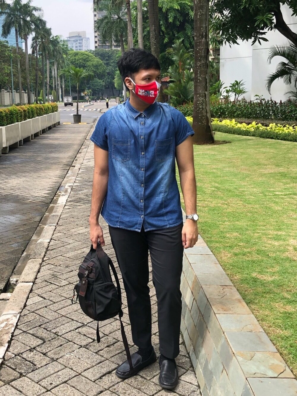 「summer、ootd、fashion、blue、ファッション、おしゃれさんと繋がりたい、VINTAGE、シンプル、シンプルコーデ、コーディネート」｜「UNIQLOのEZYアンクルパンツ（ウルトラストレッチ・丈標準66～72cm）（その他パンツ、ブラック系）」を使った、Kuntòさん（メンズ・173cm）の夏コーディネートの1枚目の写真
