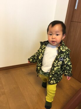 「petit main（プティマイン）のアイテム（マウンテンパーカー）」を使った、はらりさん（キッズ・80cm）の春コーディネート