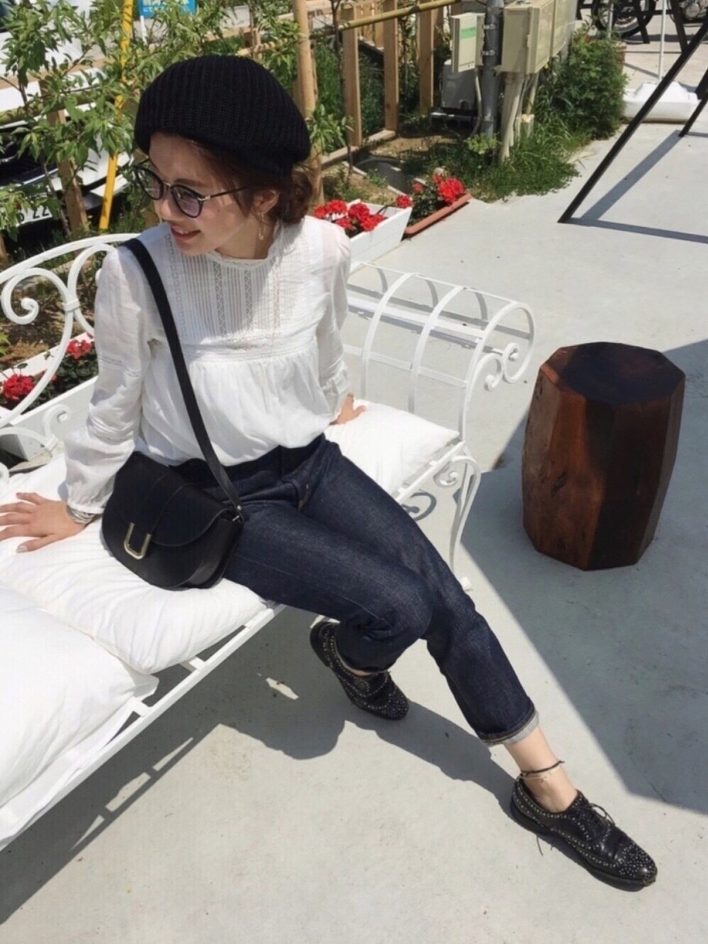 ホワイト系のシャツ/ブラウス、ブルー系のデニムパンツ、ブラック系のその他シューズを着用したレディースの春コーディネートの1枚目の写真