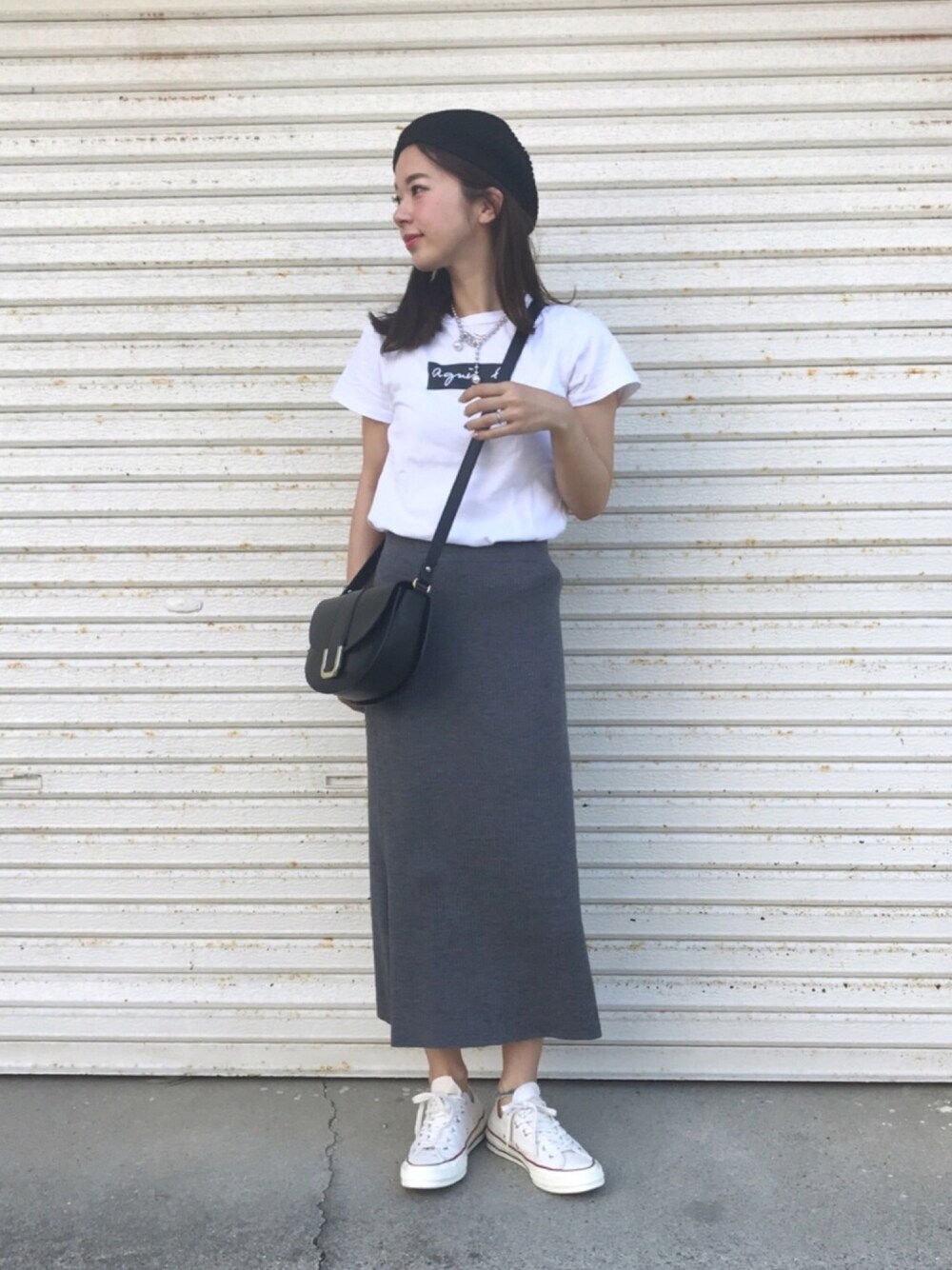 ホワイト系のTシャツ/カットソー、グレー系のスカート、ホワイト系のスニーカーを着用したレディースの夏コーディネートの1枚目の写真