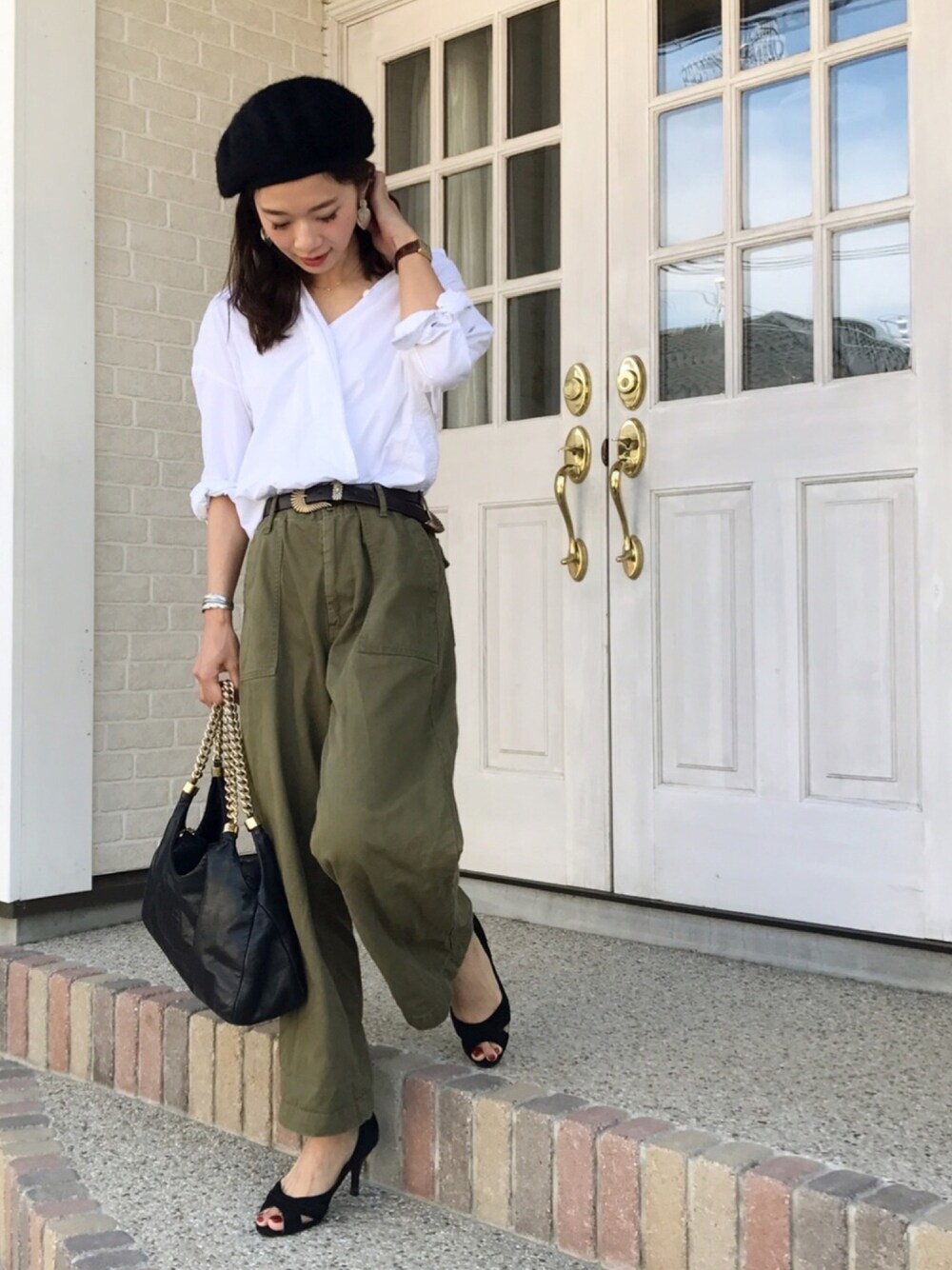 ホワイト系のシャツ/ブラウス、グリーン系のカーゴパンツ、ブラック系のハンドバッグを着用したレディースの秋コーディネートの1枚目の写真