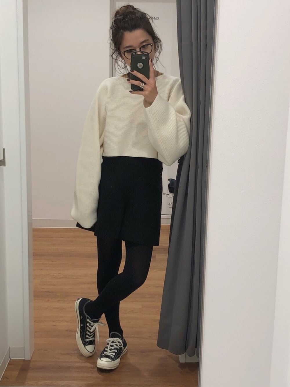 「タイツ、ハーフパンツ、白ニット、めがね、モノトーンコーデ、ゆるニット、ドルマン」｜「UNIQLOのアイテム（ニット/セーター、ホワイト系）」を使った、miisuuzuukiiさん（レディース・161cm）の秋コーディネートの1枚目の写真