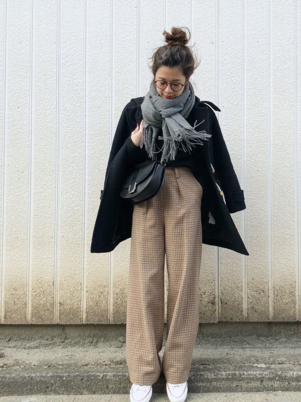 「チェックパンツ、ダッフルコート、ワイドパンツ、マフラーぐるぐる、ショルダーバッグ、めがね、おだんごヘアー」｜「VISのダッフルコート（ダッフルコート、ブルー系）」を使った、miisuuzuukiiさん（レディース・161cm）の冬コーディネートの1枚目の写真